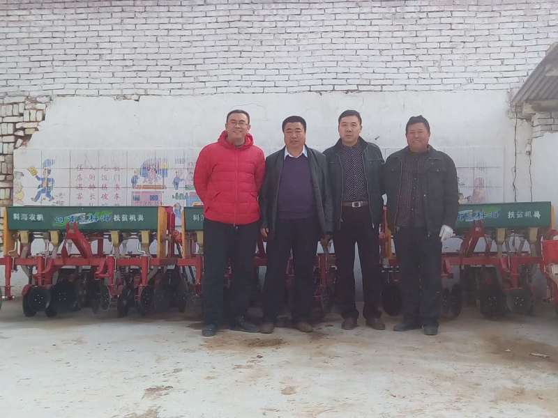 11月10日科海廷機械有限公司李經理攜農業裝備下鄉扶貧